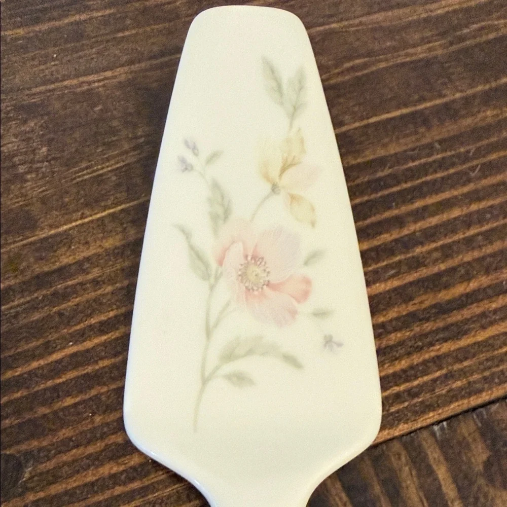 Mikasa Floral Design Cake Server